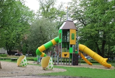 Nowy plac zabaw w Parku Zdrojowym w Połczynie-Zdroju (4)